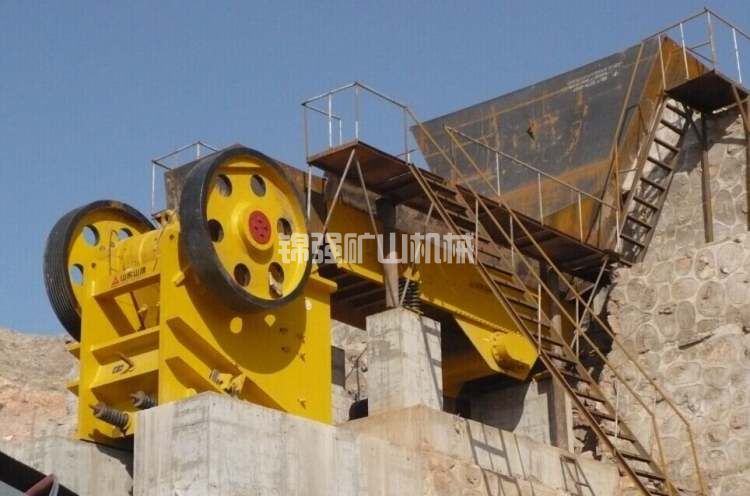 石頭碎石機(jī)(圖2) 石頭碎石機(jī)(圖2)